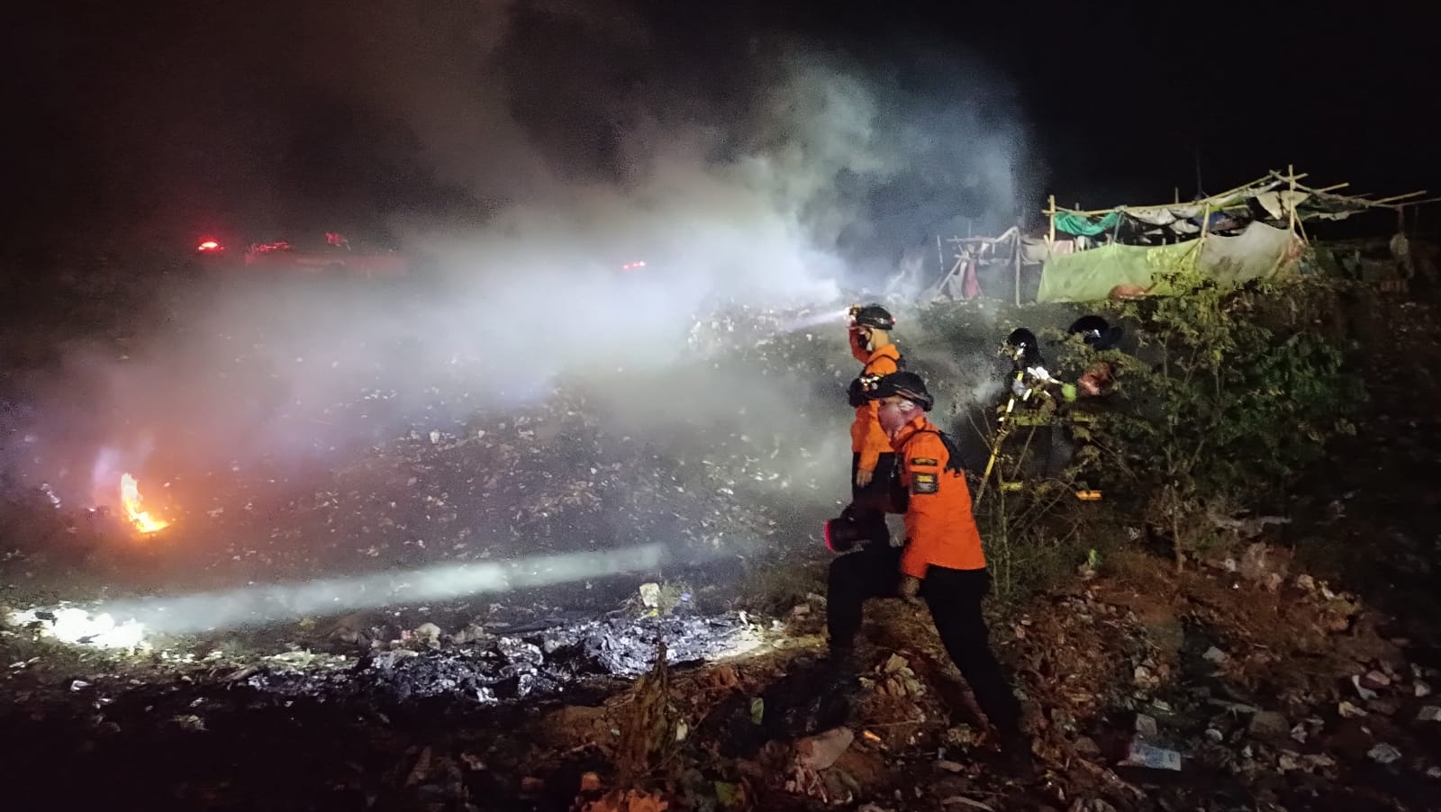 Kebakaran TPA Kopi Luhur Kota Cirebon, Warga Mengungsi Karena Asap Tebal